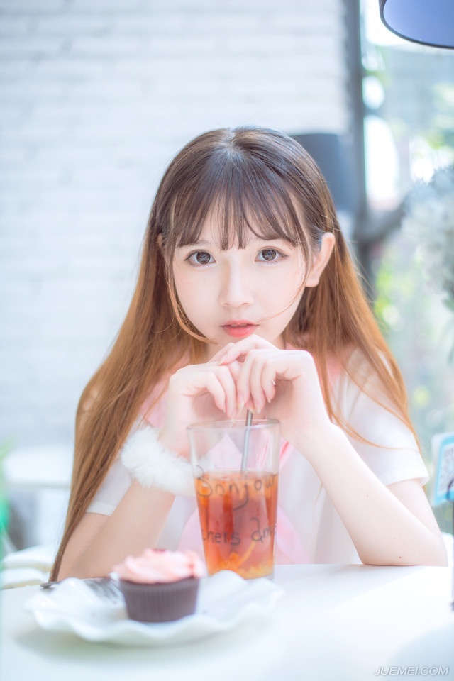 “越快越好，孔明这几日不间断来信催促。”刘备沉声道：“只是如何撤兵，还要跟两位军师商议一番。”